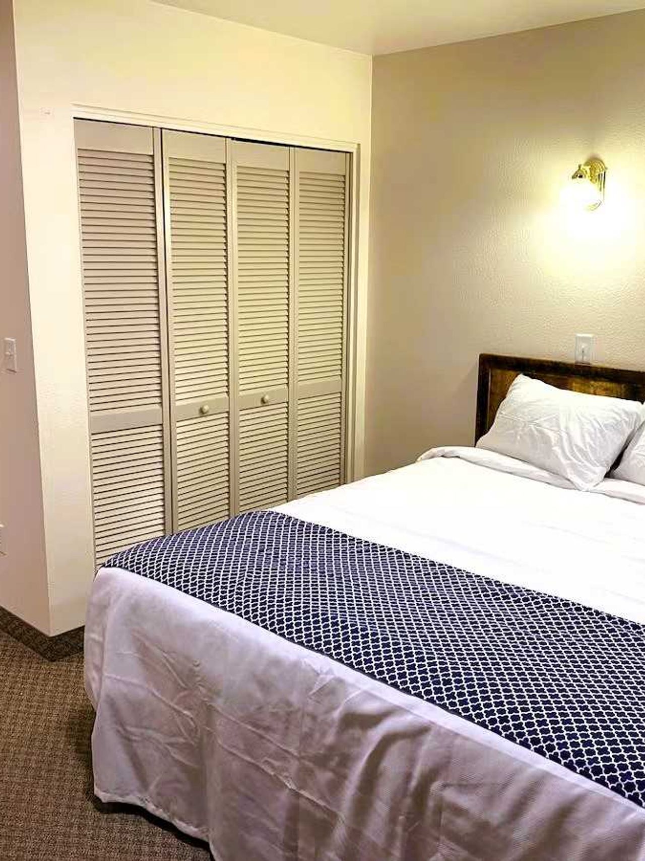RED ROCK LODGE - Room