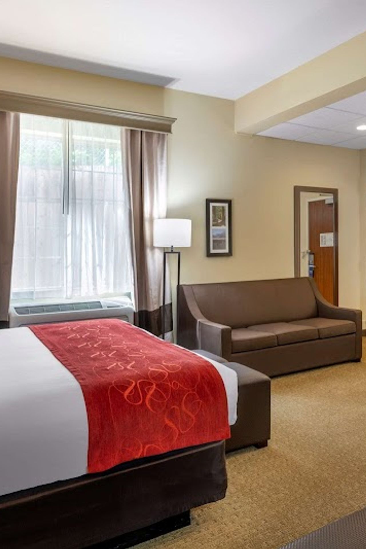 Photo of Comfort Suites Eugene - Room, King bed, Sofa, Work desk