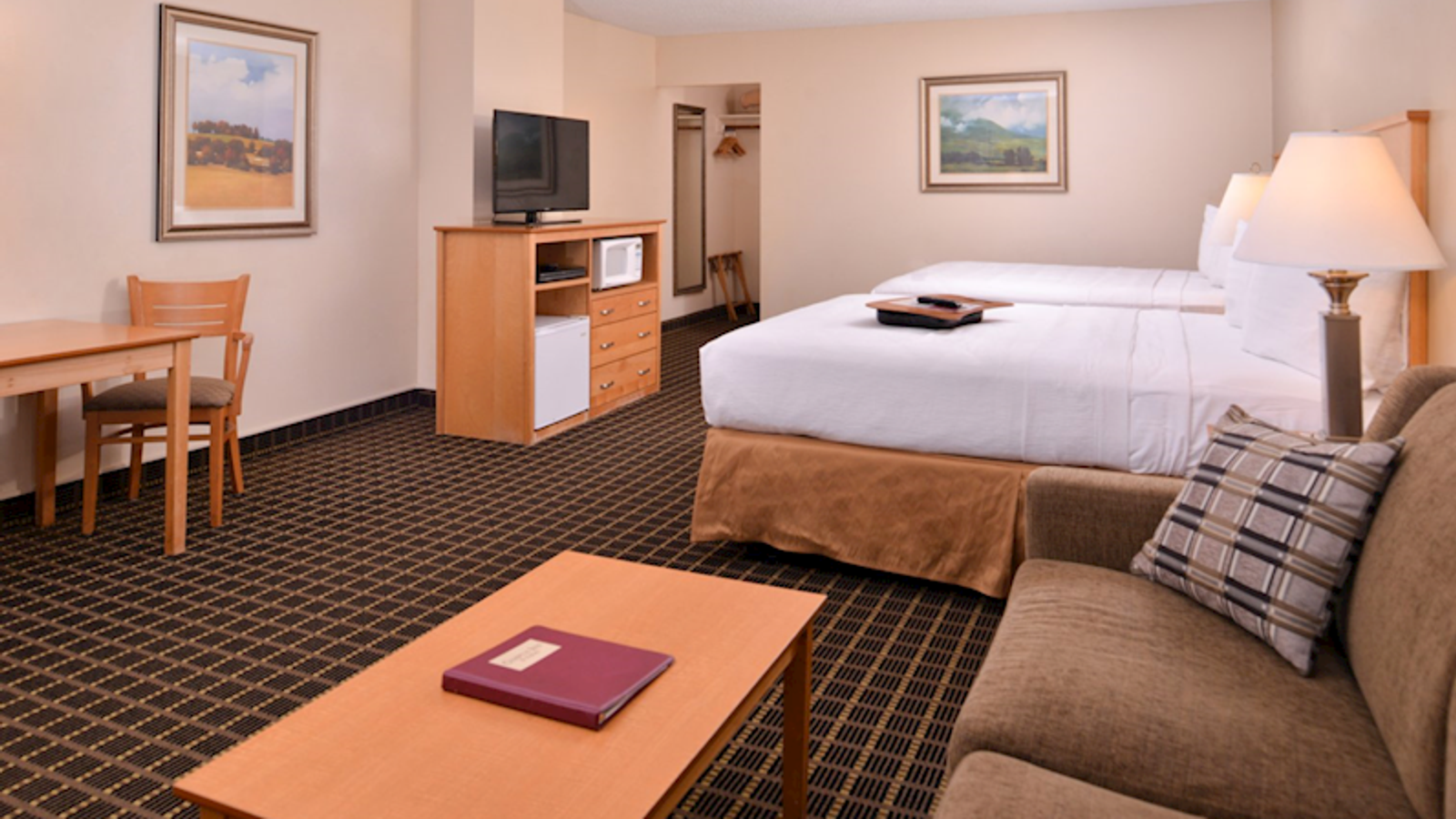 Photo of Campus Inn & Suites Eugene Downtown - Room, 2 Queen Beds, Dining table, Seating area, Flat TV
