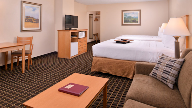 Photo of Campus Inn & Suites Eugene Downtown - Room, 2 Queen Beds, Dining table, Seating area, Flat TV