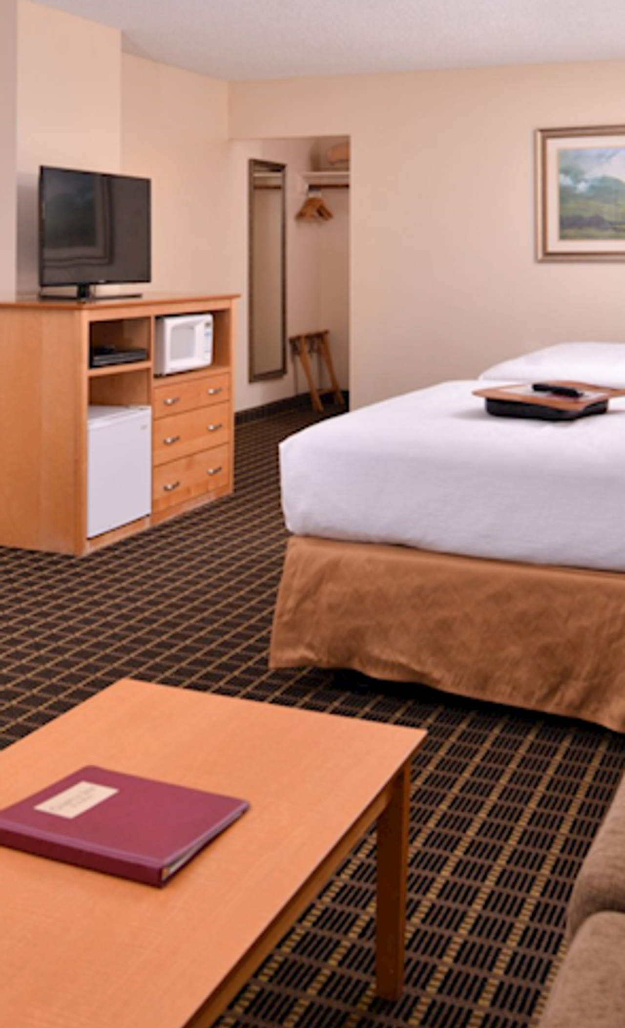 Photo of Campus Inn & Suites Eugene Downtown - Room, 2 Queen Beds, Dining table, Seating area, Flat TV
