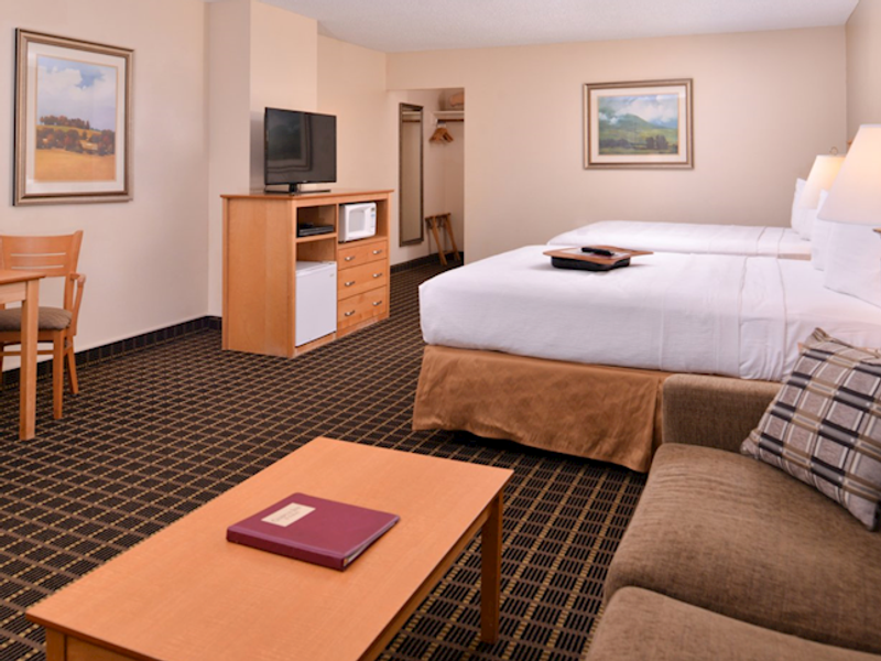 Photo of Campus Inn & Suites Eugene Downtown - Room, 2 Queen Beds, Dining table, Seating area, Flat TV