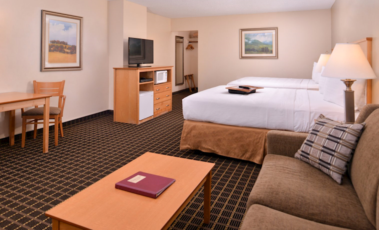 Photo of Campus Inn & Suites Eugene Downtown - Room, 2 Queen Beds, Dining table, Seating area, Flat TV