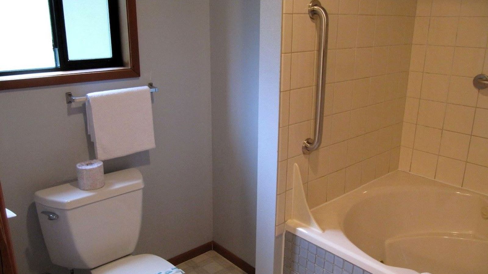 Rain Forest Resort Village - Fireplace Cabin Bathroom