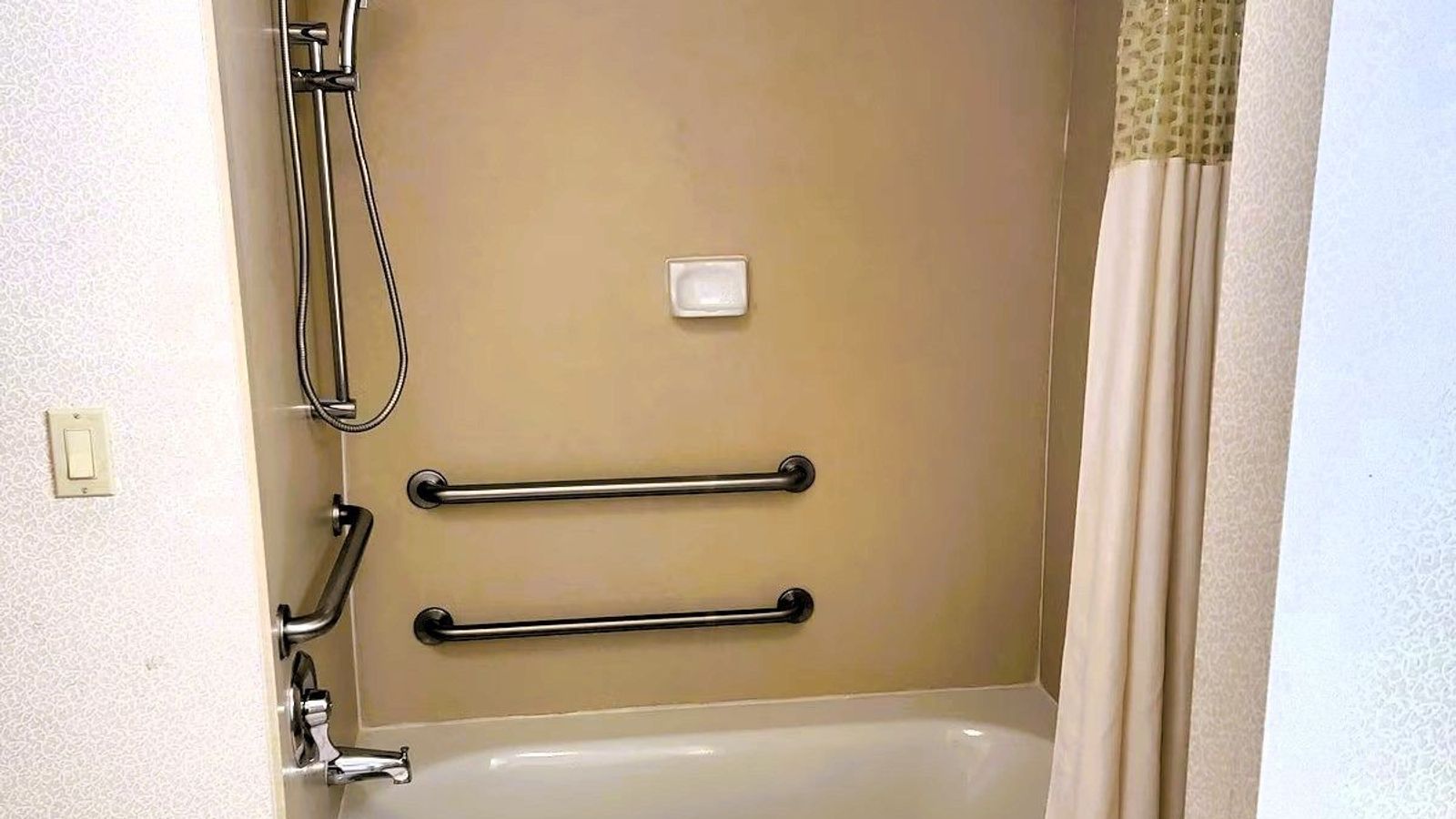 Budget Inn - Accessible Bathroom