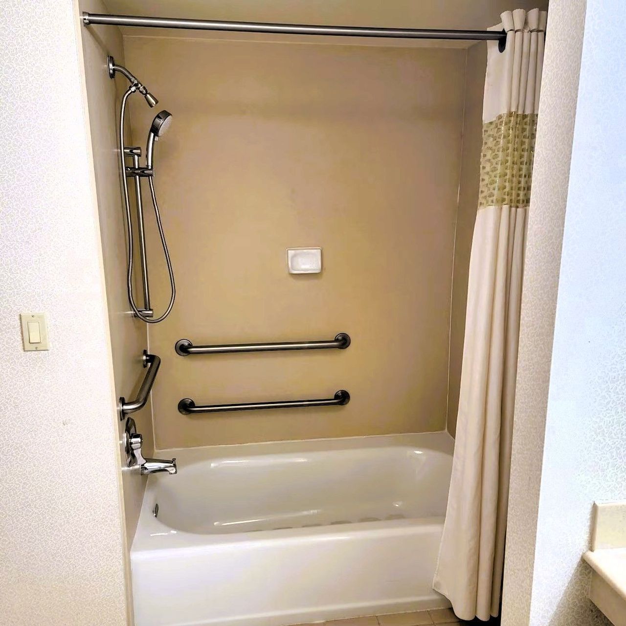 Budget Inn - Accessible Bathroom