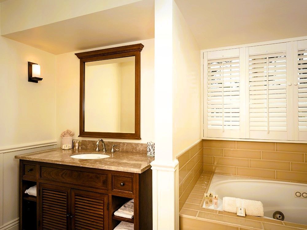 Photo of Lighthouse Lodge & Cottages - Bathroom in Lodge Deluxe Suite with Jacuzzi tubs and oversized jetted tubs