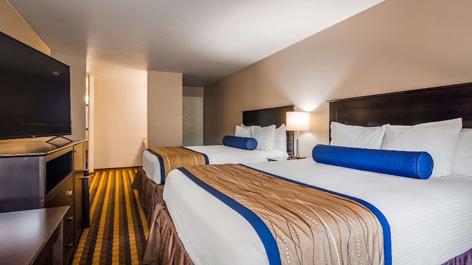 Photo of Best Western New Oregon - Room, 2 Queen beds, Flat TV