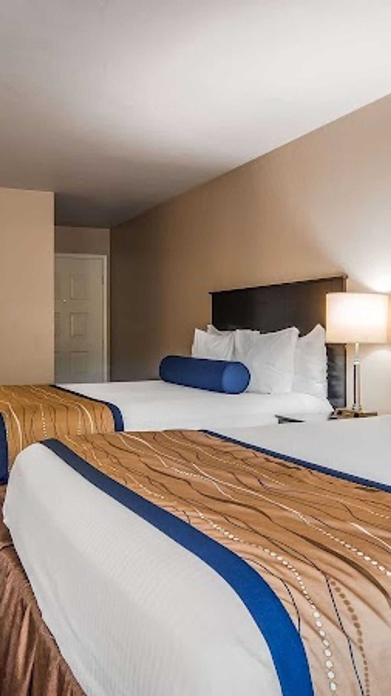 Photo of Best Western New Oregon - Room, 2 Queen beds, Flat TV