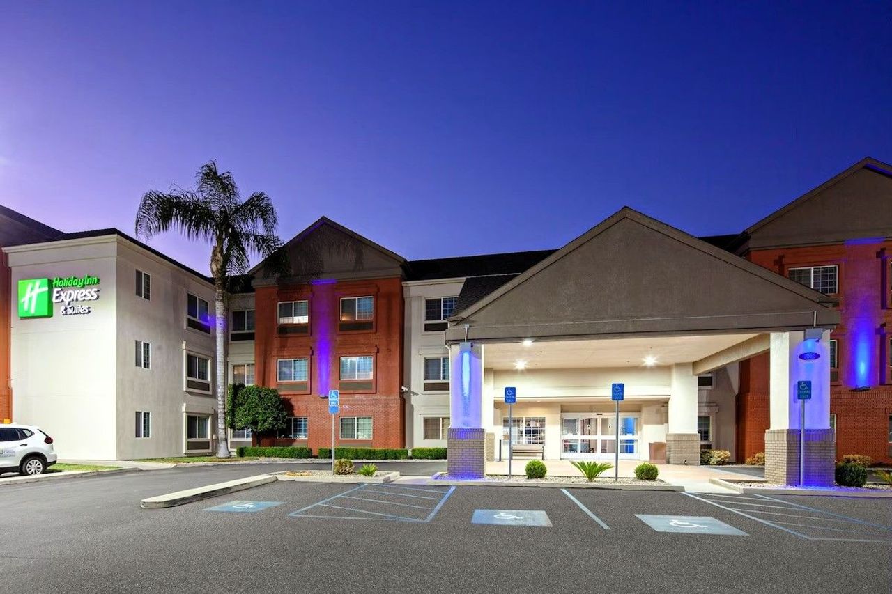 Holiday Inn Express & Suites Tulare by IHG