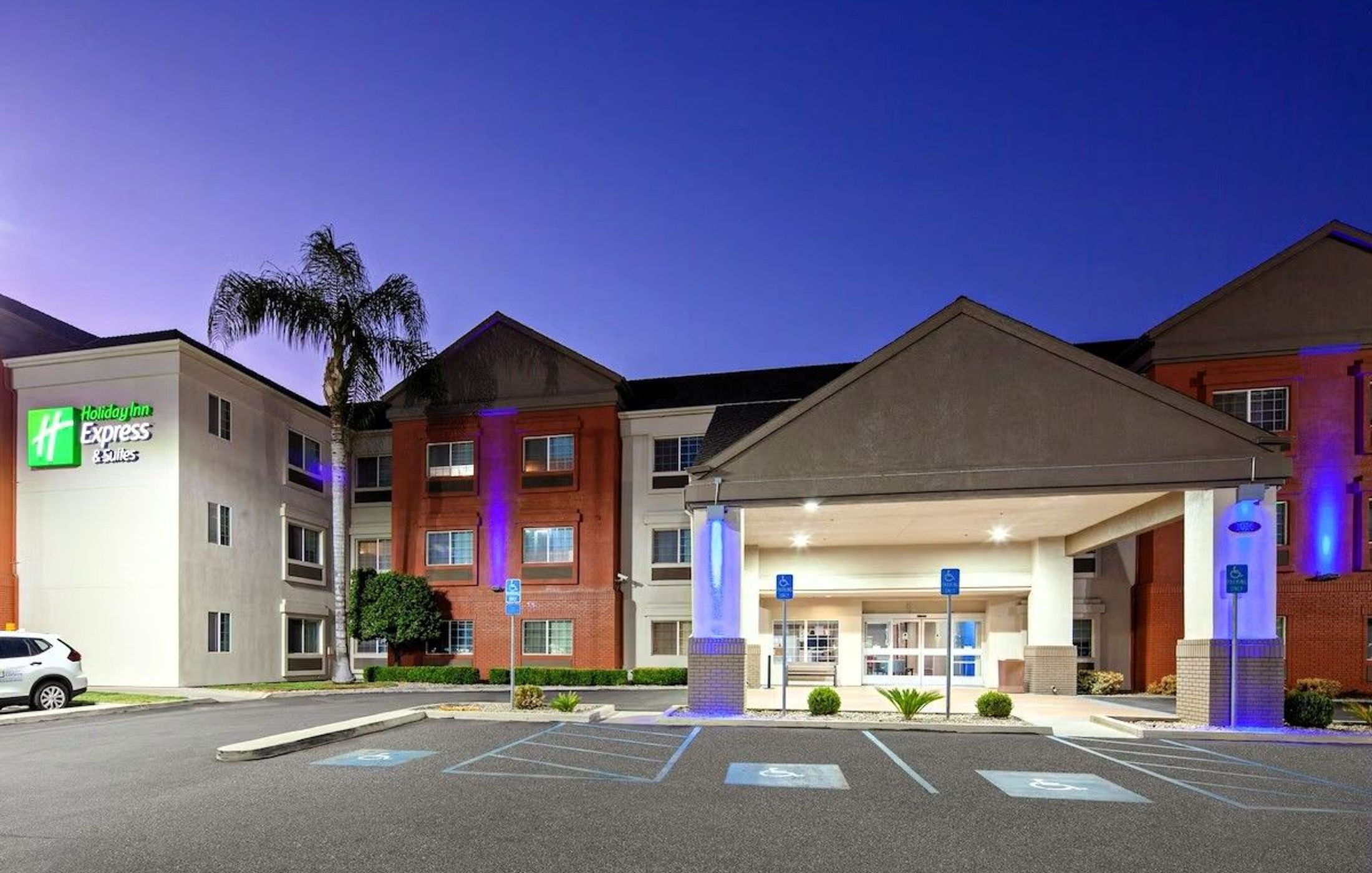 Holiday Inn Express & Suites Tulare by IHG