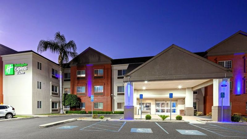 Holiday Inn Express & Suites Tulare by IHG