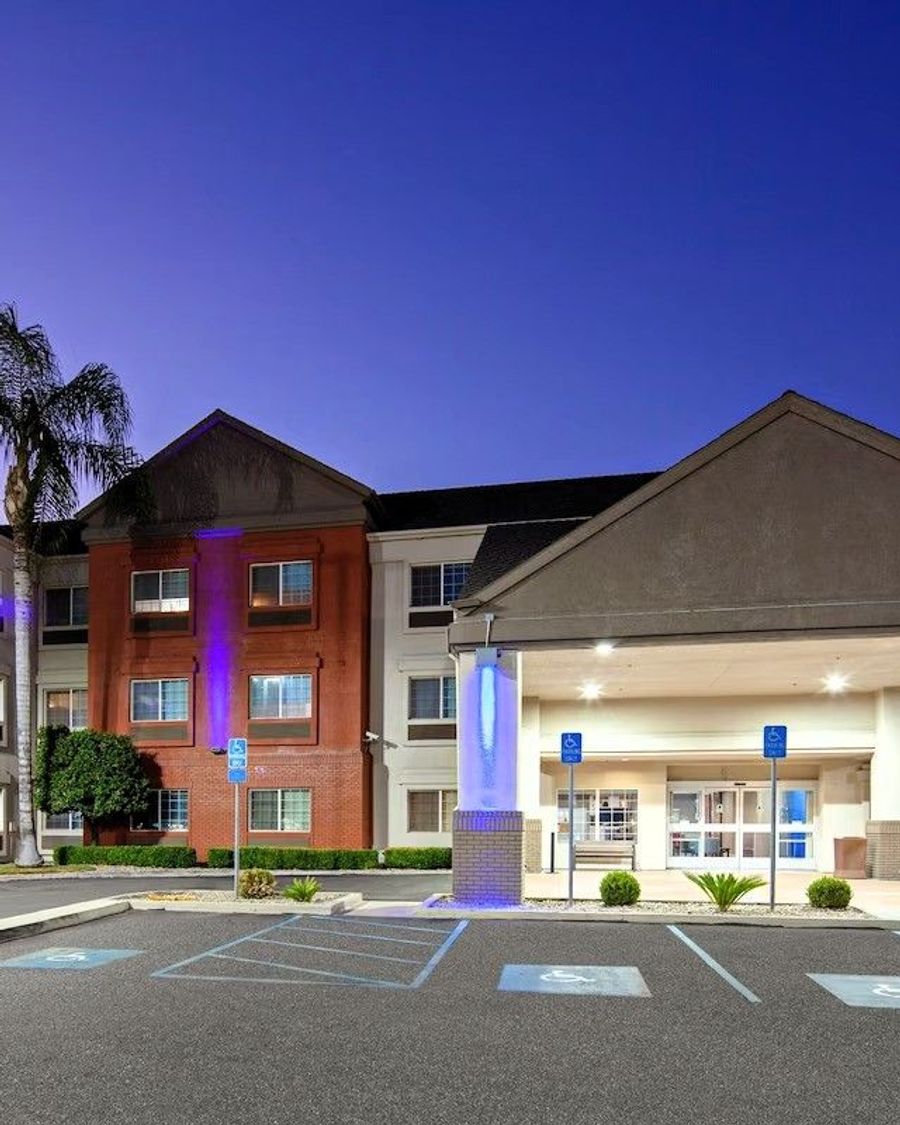 Holiday Inn Express & Suites Tulare by IHG