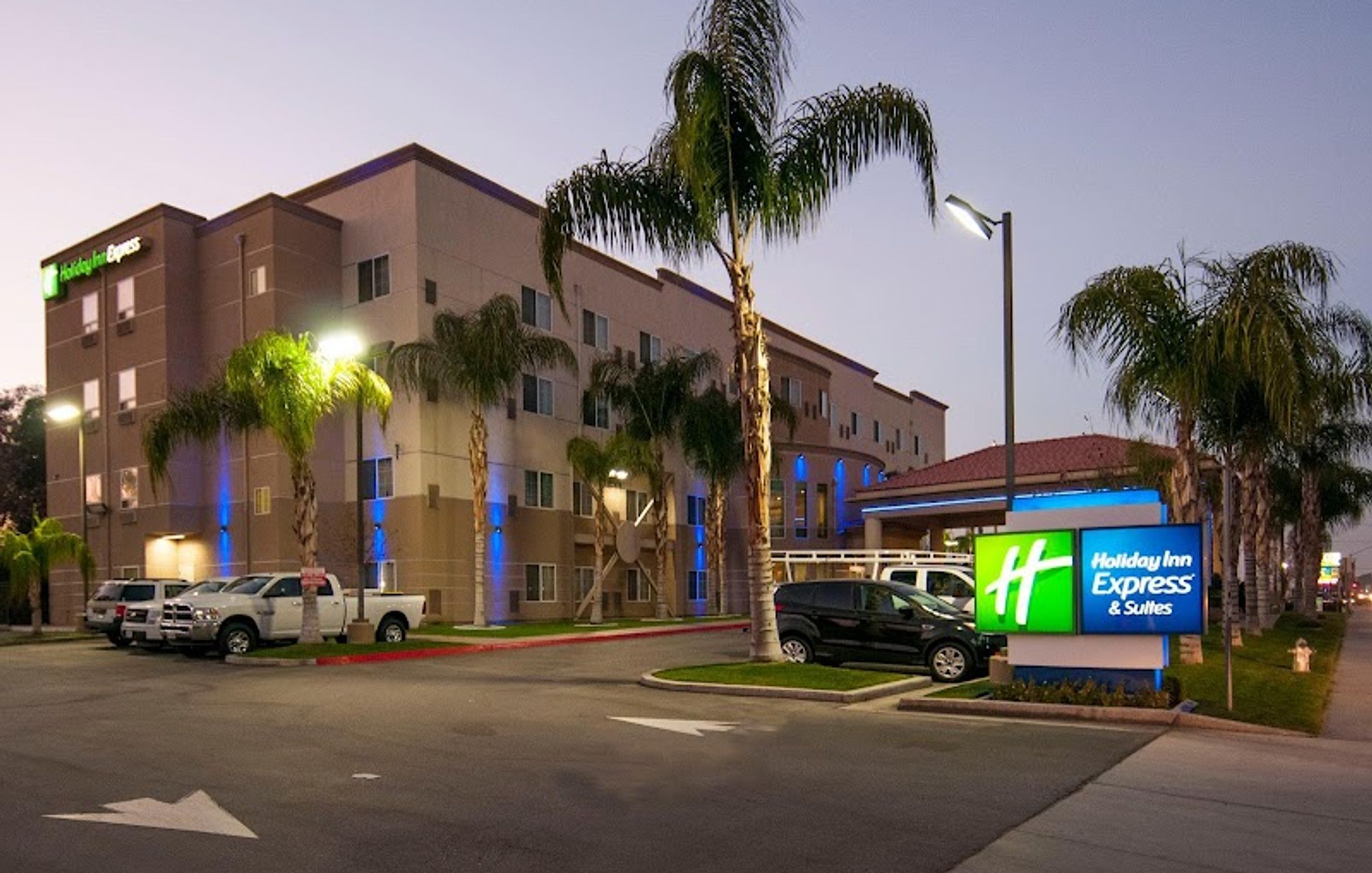 Holiday Inn Express & Suites Bakersfield Central, an IHG Hotel
