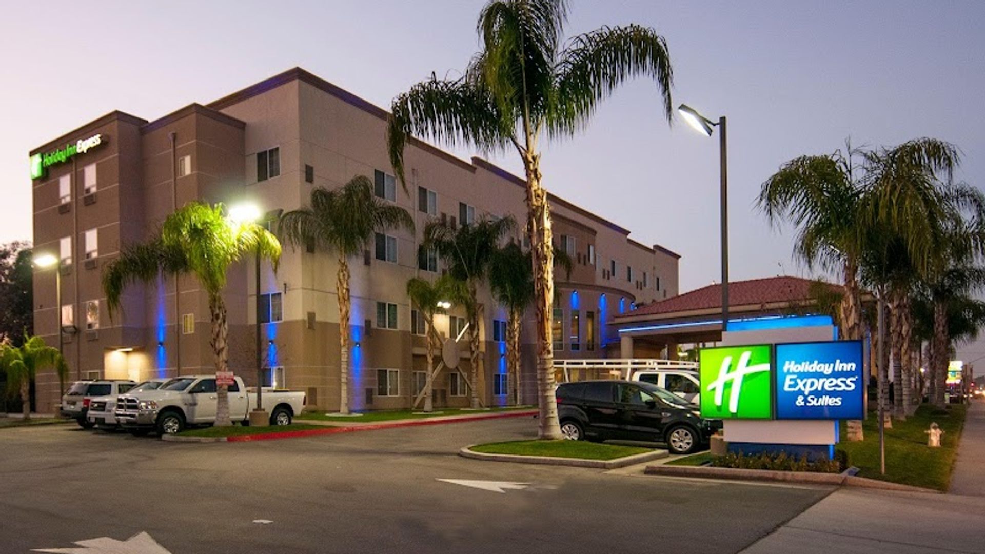 Holiday Inn Express & Suites Bakersfield Central, an IHG Hotel