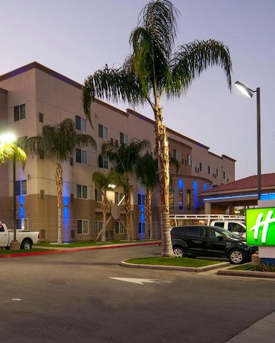 Holiday Inn Express & Suites Bakersfield Central, an IHG Hotel