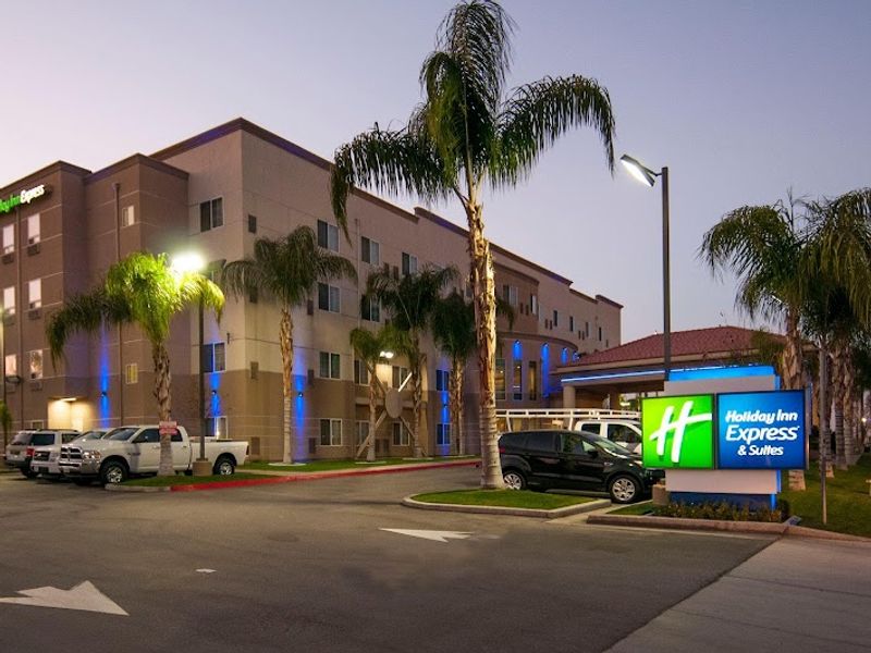 Holiday Inn Express & Suites Bakersfield Central, an IHG Hotel