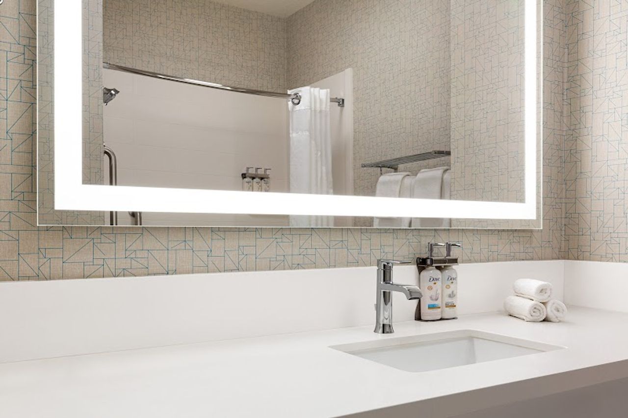 Photo of Holiday Inn Express & Suites Bakersfield Central, an IHG Hotel