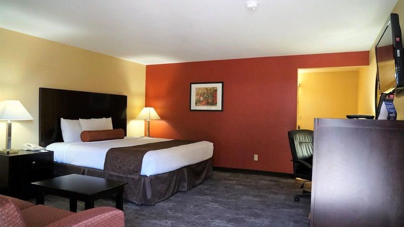 McMinnville Inn Deluxe King with Sofa