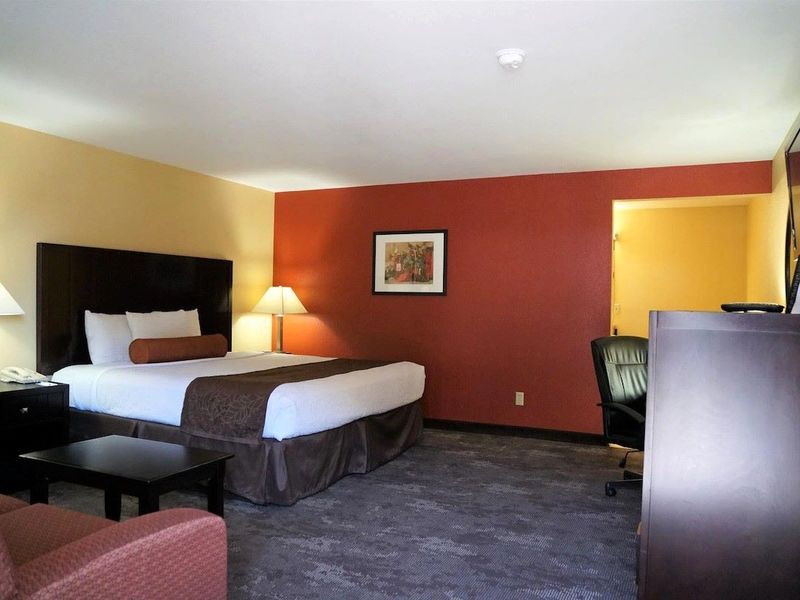 McMinnville Inn Deluxe King with Sofa