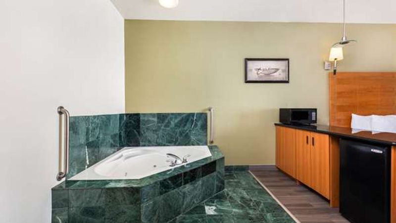 Photo of La Quinta Inn & Suites by Wyndham Tulare - Private In-room Whirlpool Tub