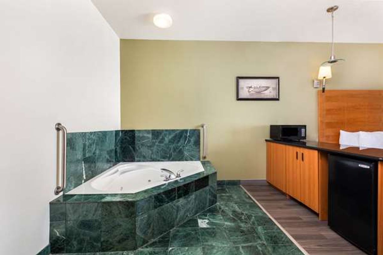 Photo of La Quinta Inn & Suites by Wyndham Tulare - Private In-room Whirlpool Tub