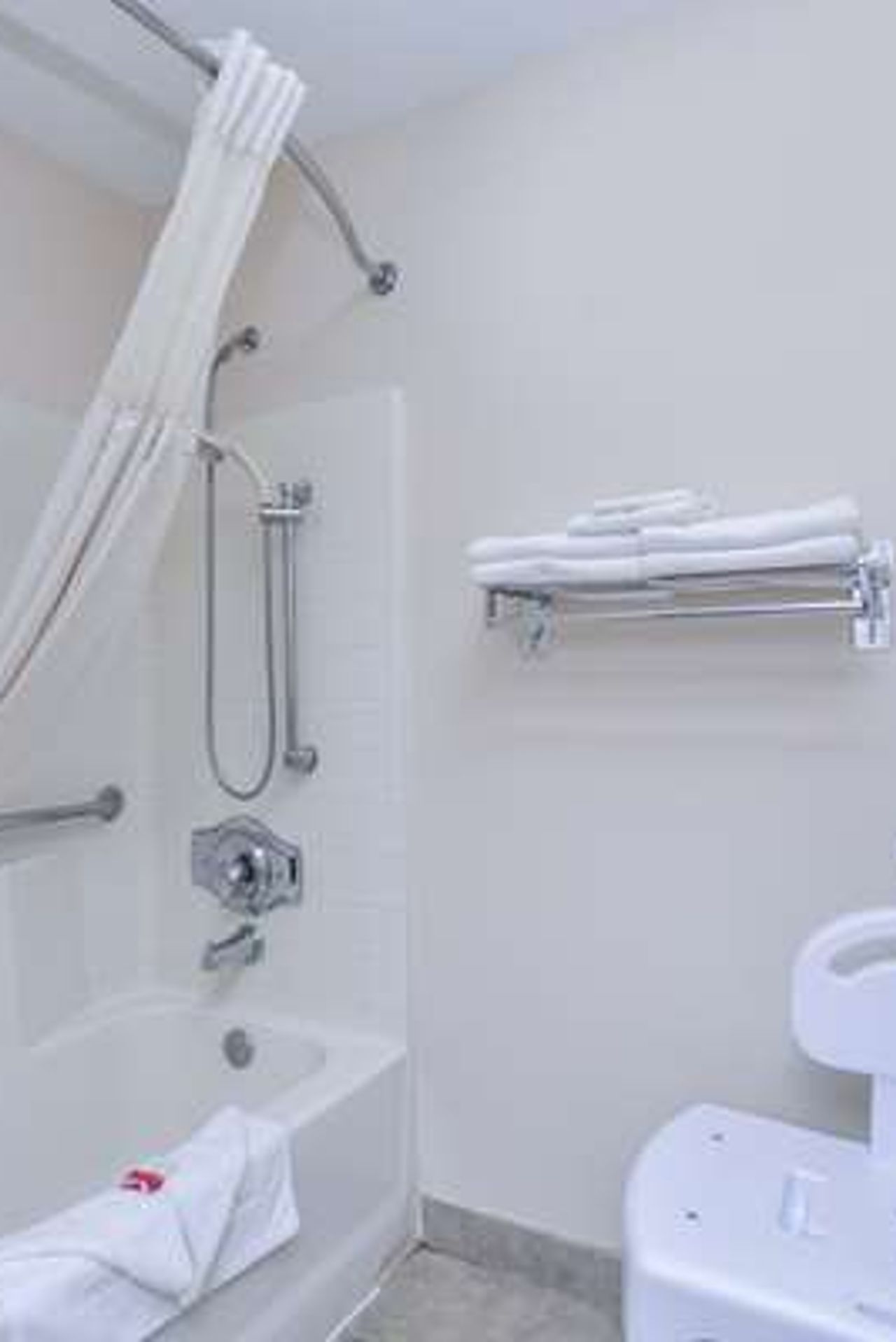 Photo of Travelodge Suites by Wyndham Newberg - Bathroom