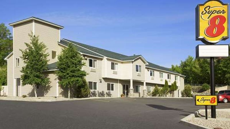 Super 8 by Wyndham Salmon