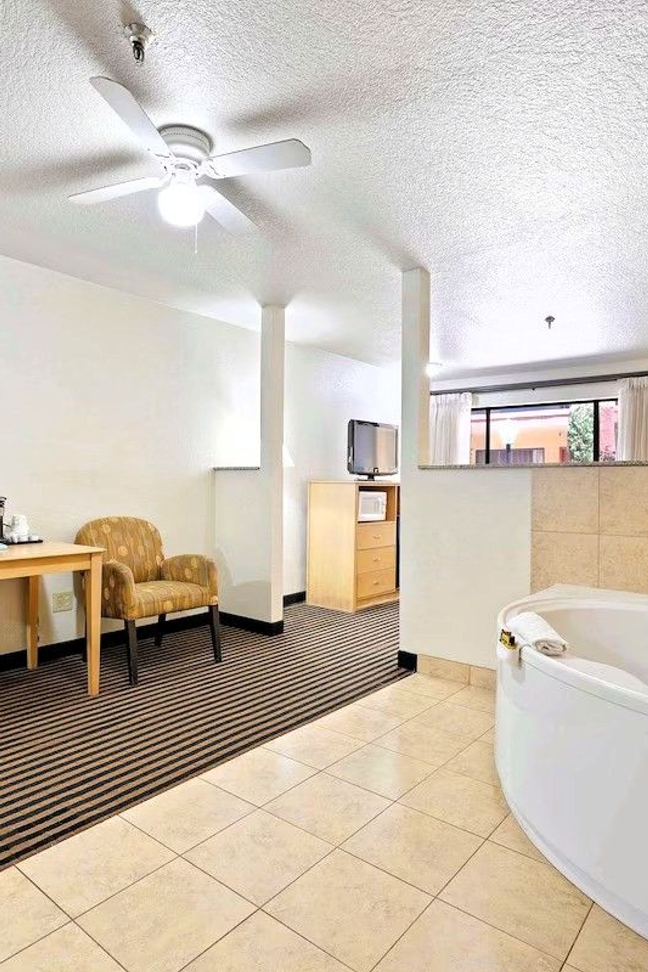 Best Western Plus Executive Inn & Suites - In-room Spa Tub