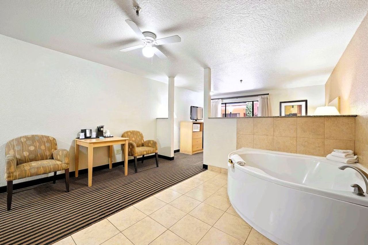 Best Western Plus Executive Inn & Suites - In-room Spa Tub
