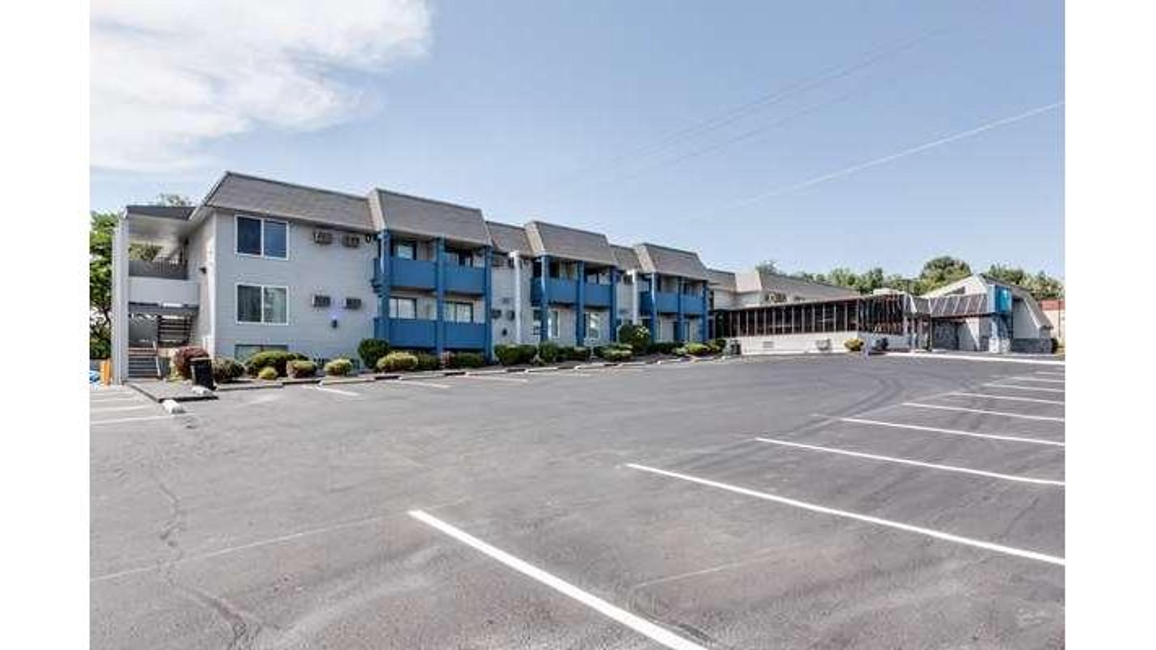 Days Inn & Suites by Wyndham Spokane