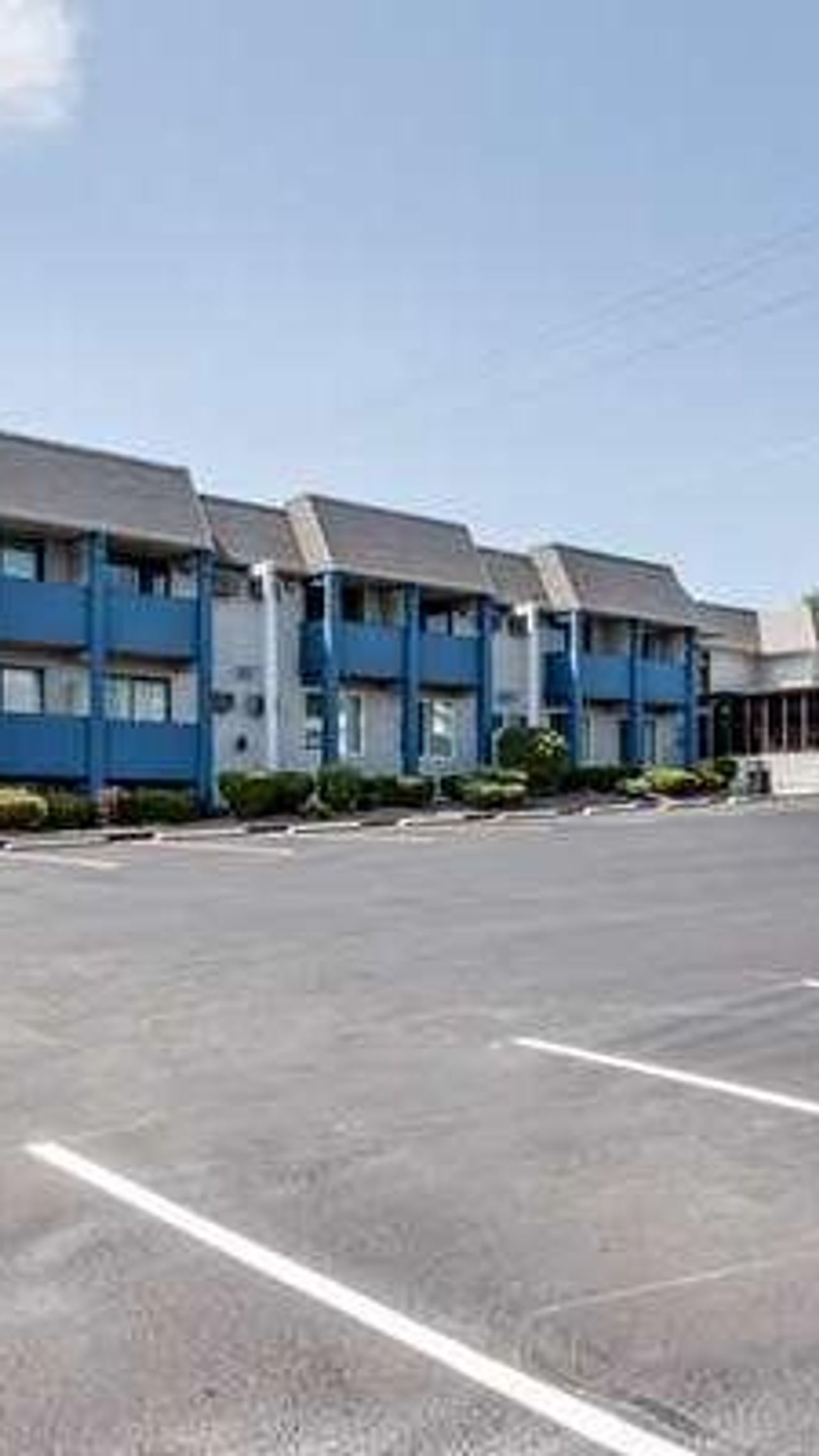 Photo of Days Inn & Suites by Wyndham Spokane