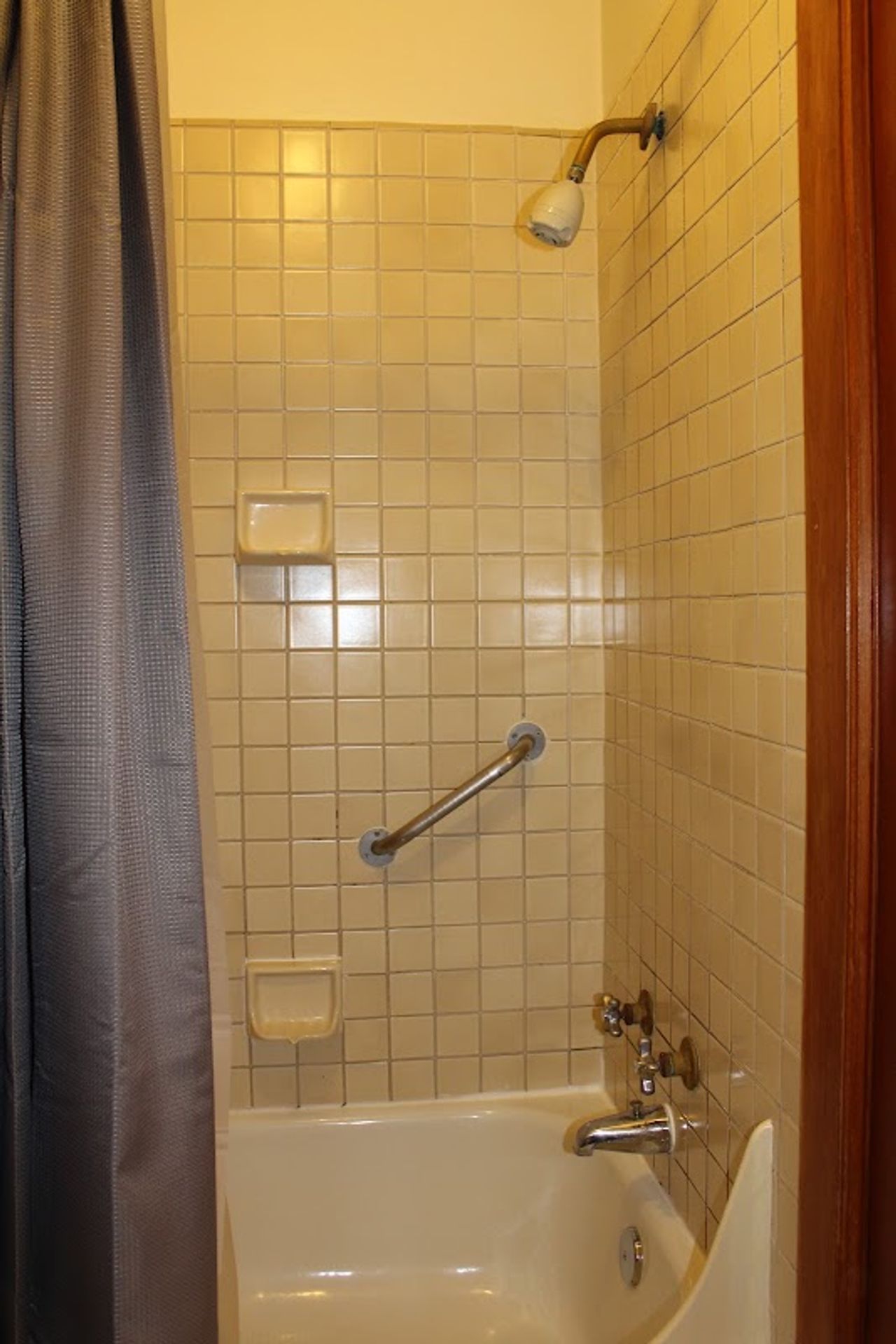 Photo of Pacific Grove Inn - Bathroom