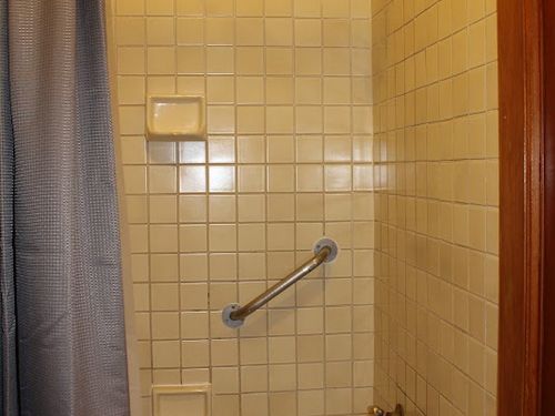 Photo of Pacific Grove Inn - Bathroom