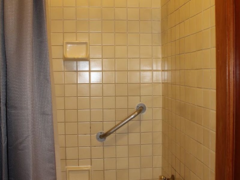 Photo of Pacific Grove Inn - Bathroom