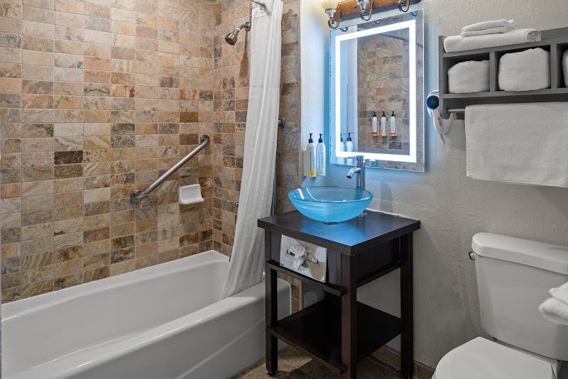 Photo of Cannery Row Inn - Bathroom