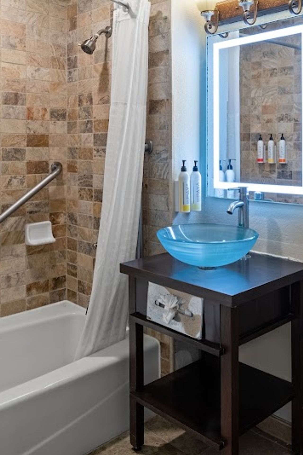 Photo of Cannery Row Inn - Bathroom
