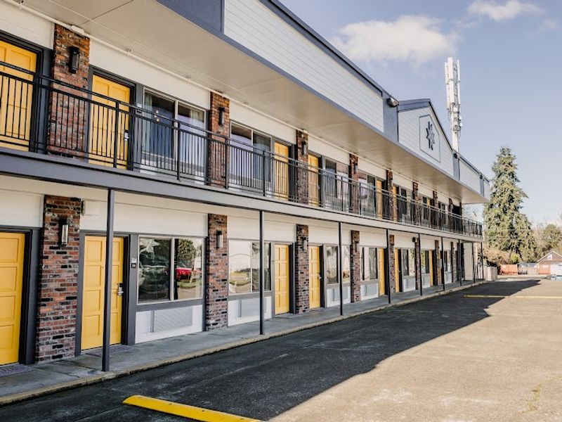 Photo of Maverick Hotel Eugene Near University, Ascend Hotel Collection - Exterior