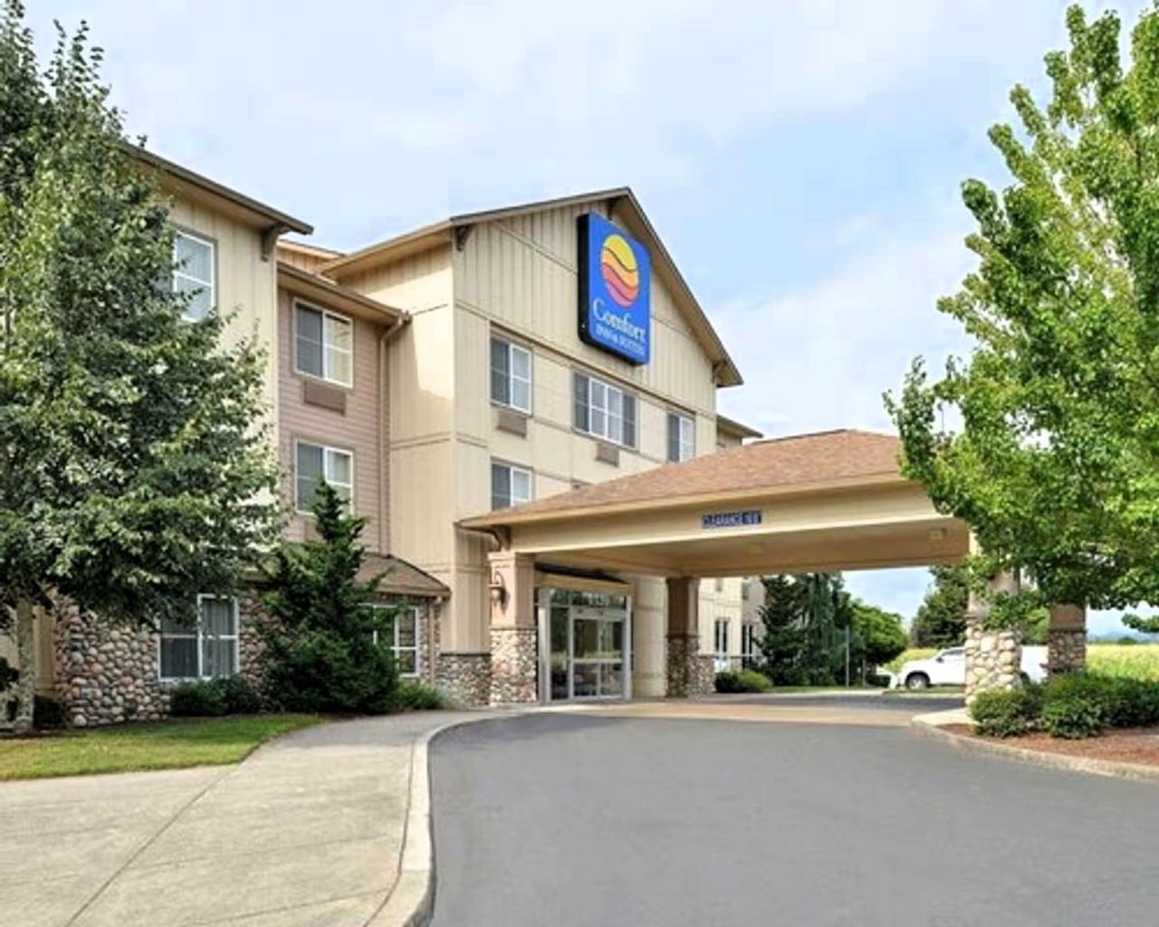 Comfort Inn & Suites McMinnville Wine Country Exterior