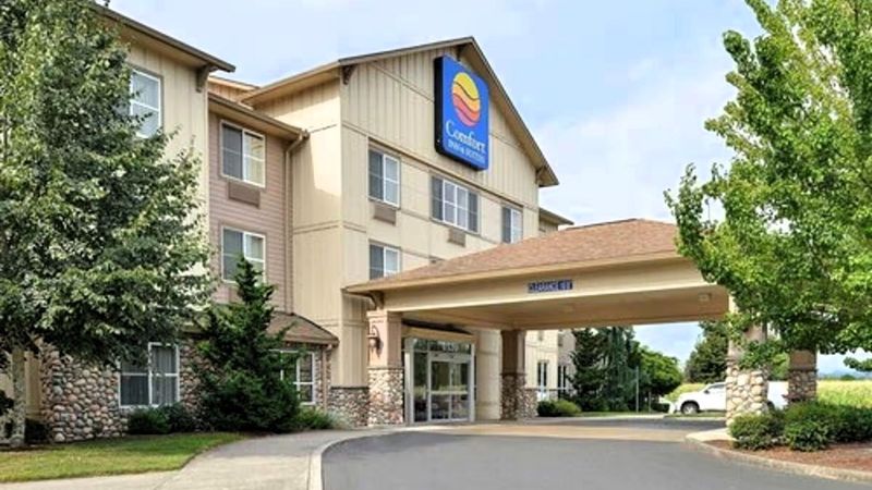 Comfort Inn & Suites McMinnville Wine Country Exterior