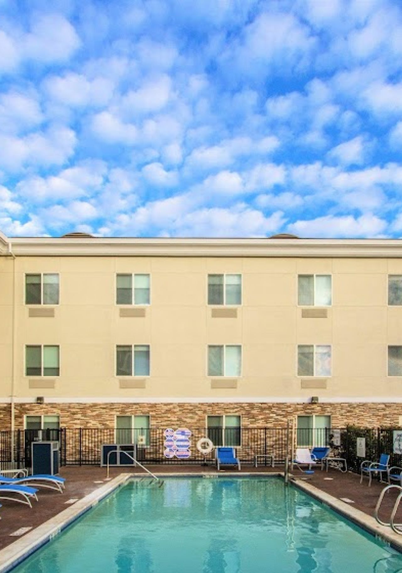 Photo of Holiday Inn Express & Suites Roseville - Galleria Area, an IHG Hotel