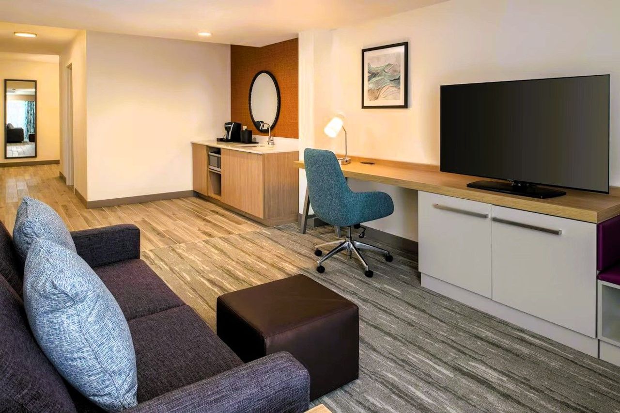 Hilton Garden Inn Tacoma Downtown - Suite, Living Area