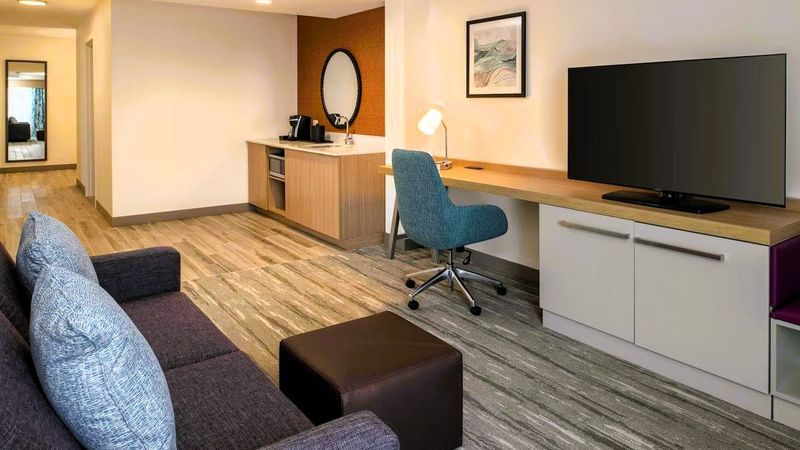 Hilton Garden Inn Tacoma Downtown - Suite, Living Area