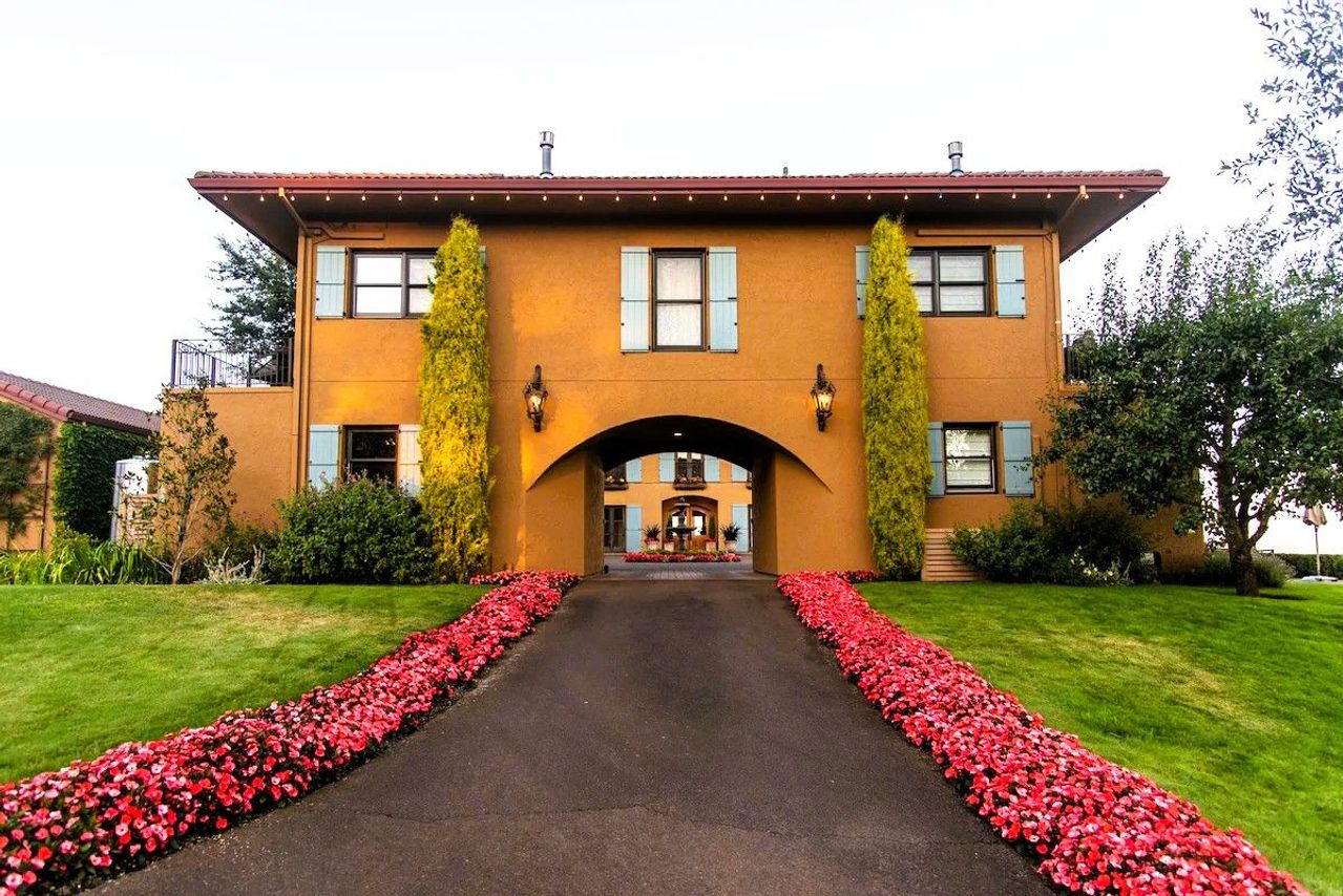 Black Walnut Inn & Vineyard - Exterior