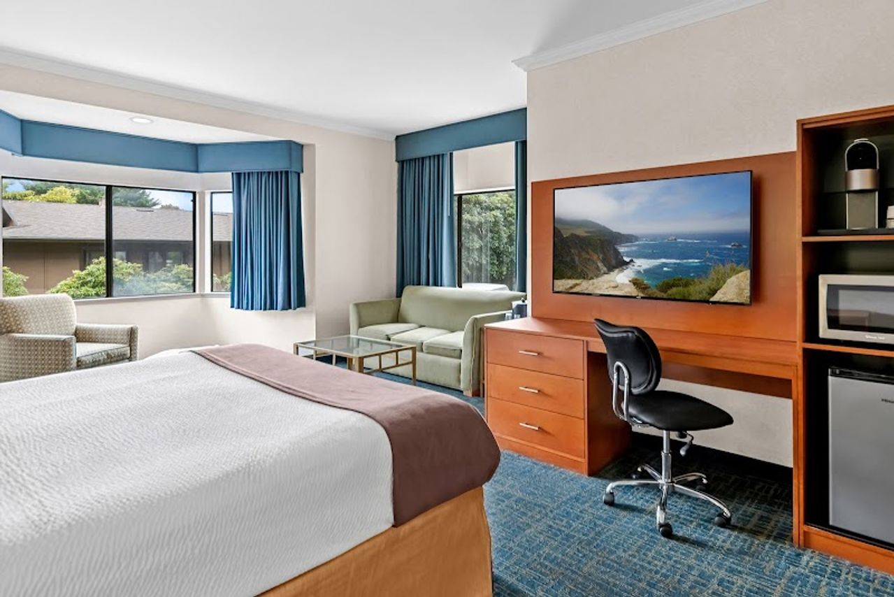 Photo of Best Western De Anza Inn - Room, King Bed, Sofa, Seating area, Flat TV, Work Desk, Fridge, Microwave, Coffee machine