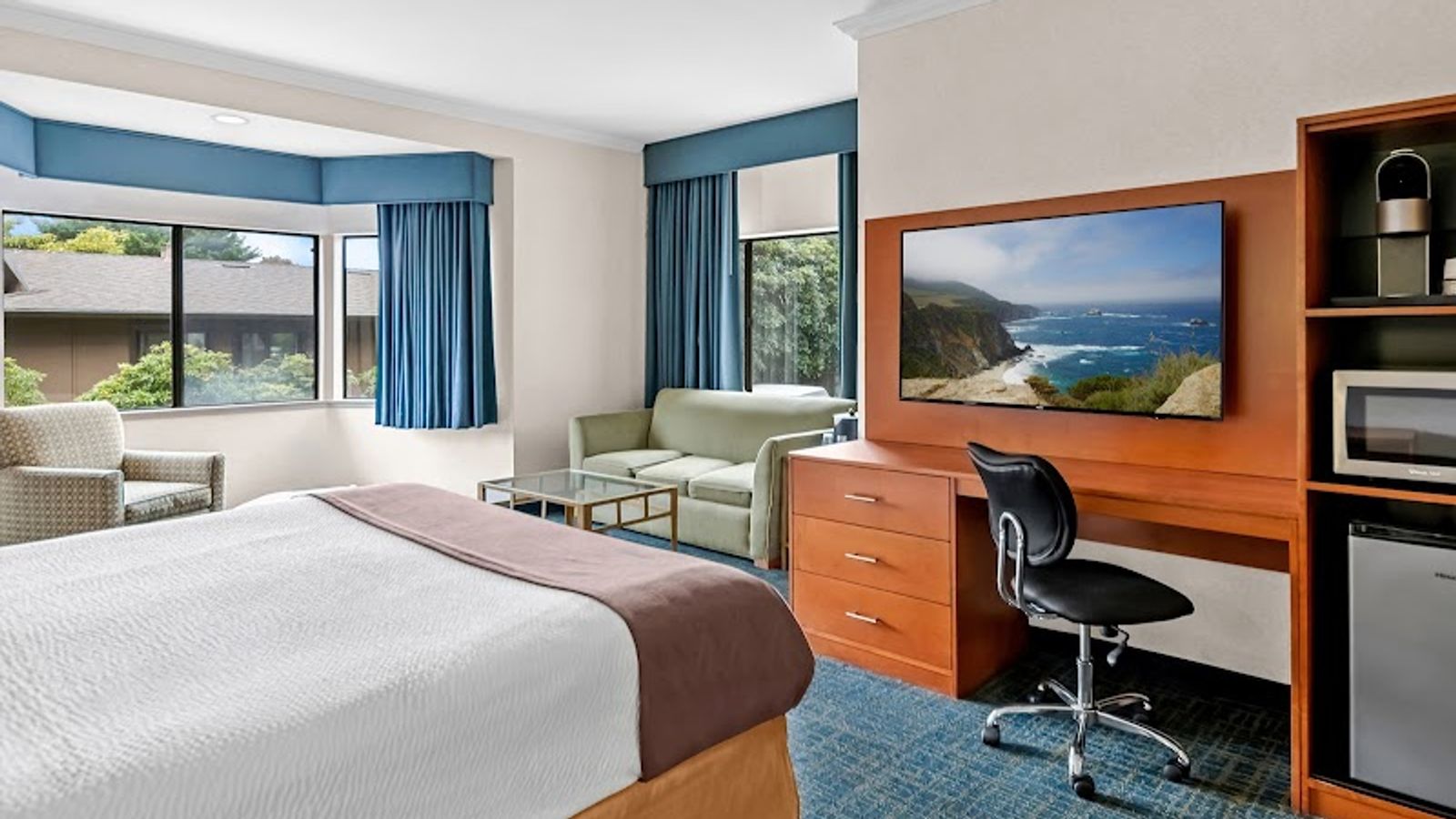 Photo of Best Western De Anza Inn - Room, King Bed, Sofa, Seating area, Flat TV, Work Desk, Fridge, Microwave, Coffee machine