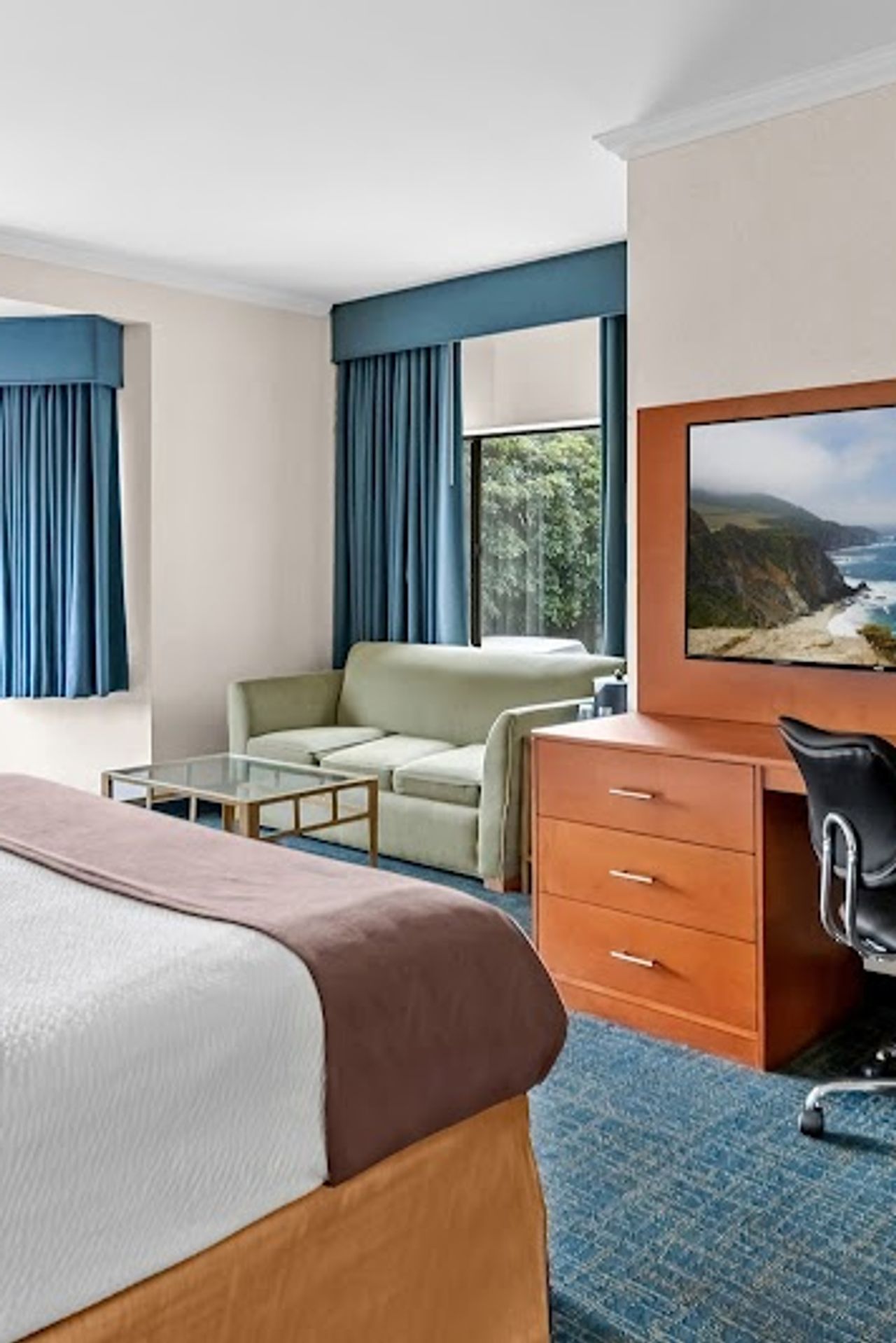 Photo of Best Western De Anza Inn - Room, King Bed, Sofa, Seating area, Flat TV, Work Desk, Fridge, Microwave, Coffee machine