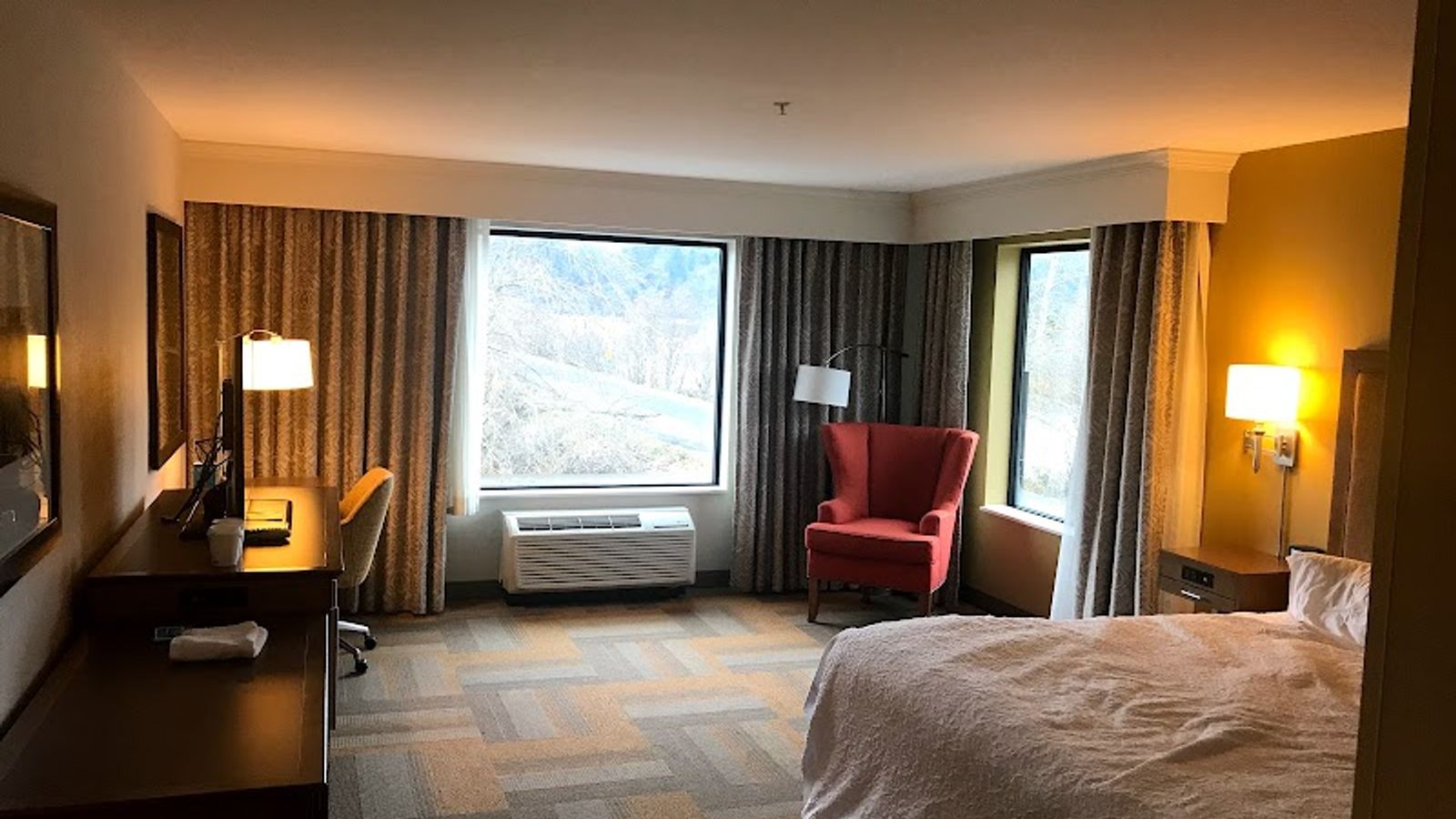 Photo of Hampton Inn & Suites Hood River