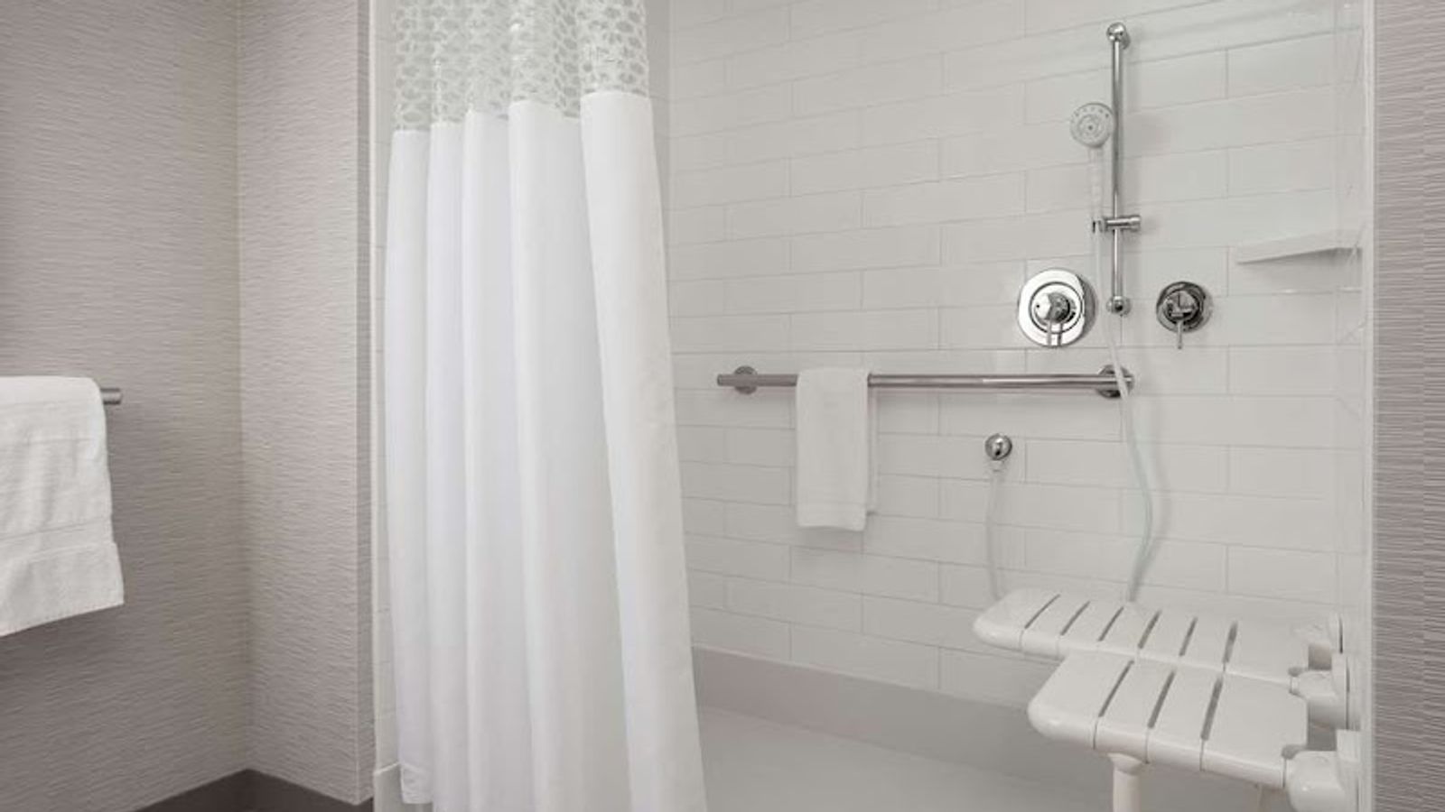 Photo of Hampton Inn Lewiston - Bathroom