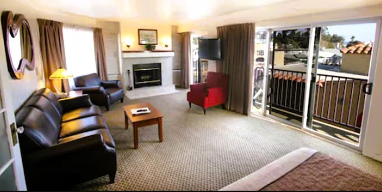 Capitola Venetian Hotel - Suite, Fireplace, Living Area